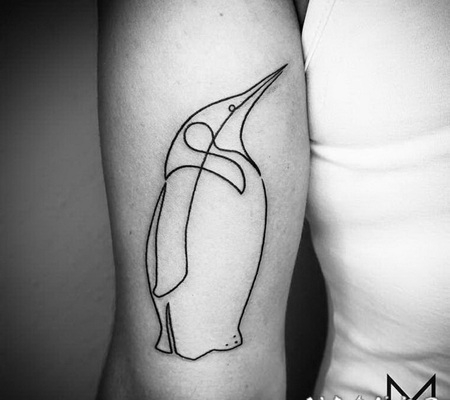 简单的黑色线条企鹅手臂纹身图案