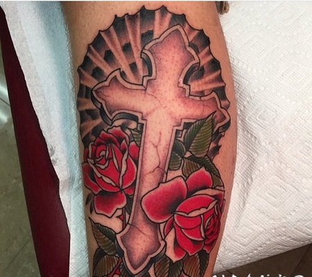 经典的old school彩色十字架玫瑰手臂纹身图案
