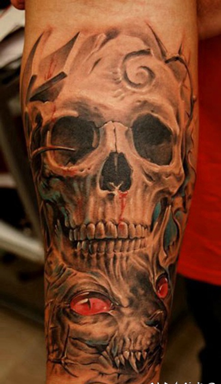 插画风格的彩色骷髅与神秘猫手臂纹身图案