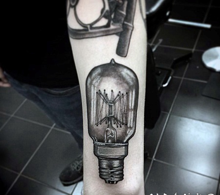 写实风格的大灯泡手臂纹身图案