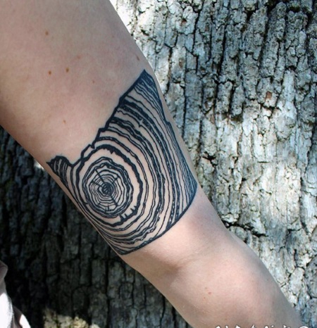 手臂黑色的树年轮纹身图案