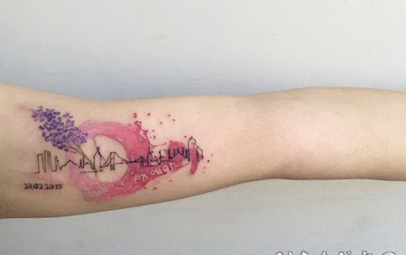 手臂水彩风格的彩色城市景观和数字纹身图案