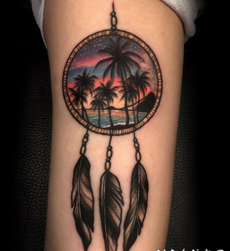 手臂彩色的捕梦网结合海滩风景纹身图案