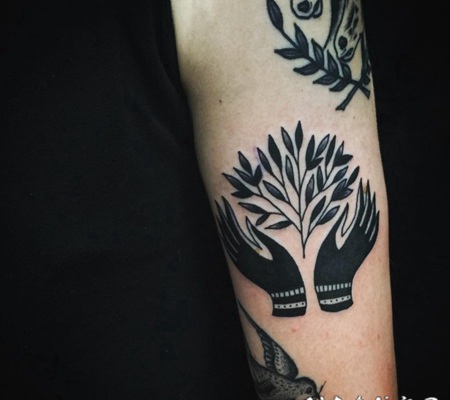 黑色的人手和树枝手臂纹身图案