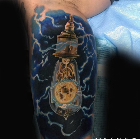 经典的彩色写实灯泡和闪电手臂纹身图案