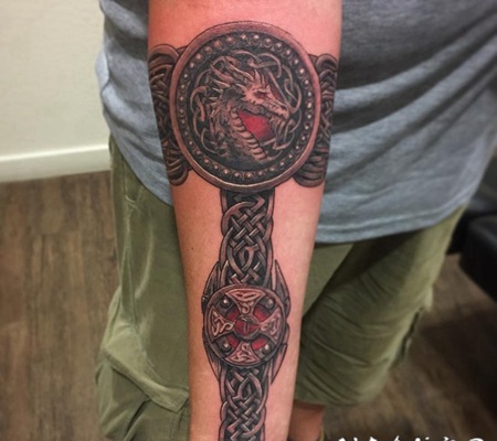 凯尔特风格彩色臂环和龙手臂纹身图案