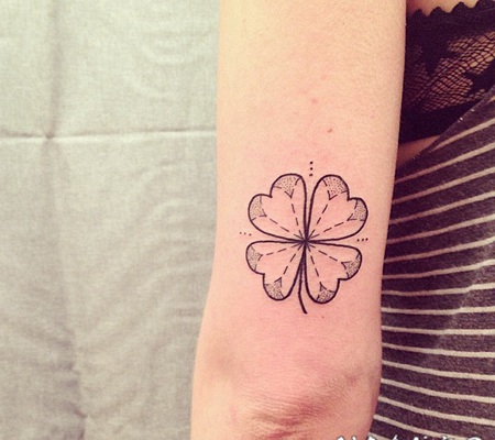 四叶草黑色点刺手臂纹身图案