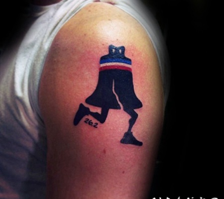 手臂上滑稽的有腿小铃铛纹身图案