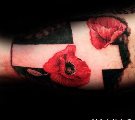 手臂彩色的花朵和白色十字架纹身图案