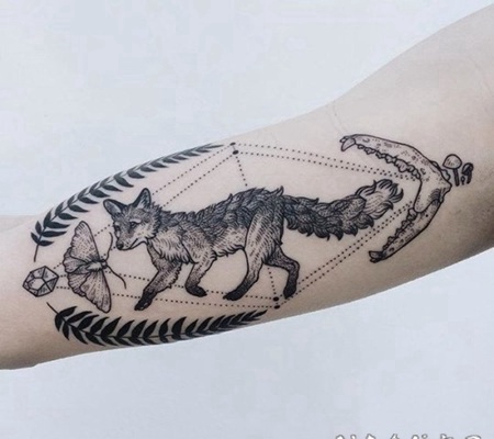 雕刻风格的黑色的狐狸与骷髅和蝴蝶手臂纹身图案