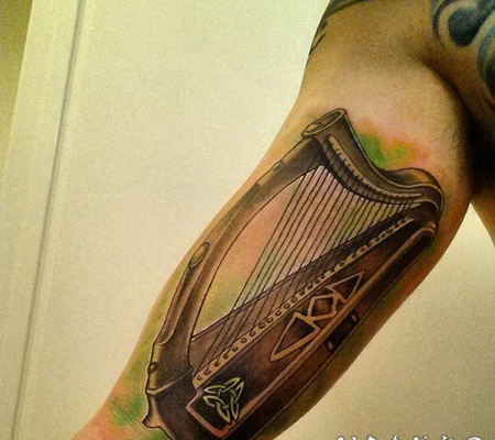 手臂美丽的凯尔特竖琴彩色纹身图案