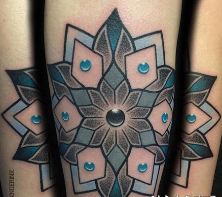 中等尺寸美丽的点刺梵花手臂纹身图案