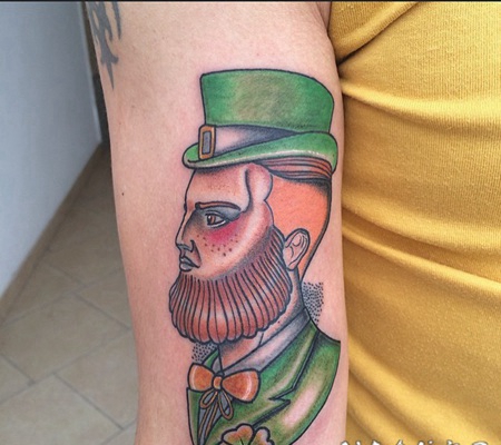 爱尔兰男子和四叶草彩色手臂纹身图案