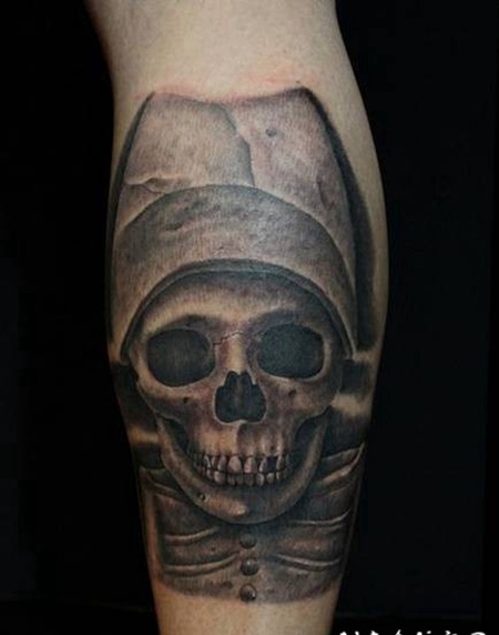 石雕风格的骷髅和帽子手臂纹身图案