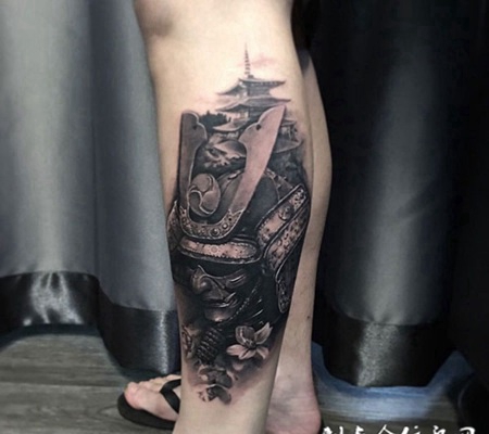 樱花武士，小腿黑灰日本武士个性纹身