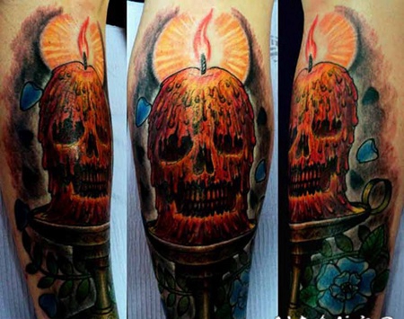 手臂令人毛骨悚然的骷髅蜡烛和花卉纹身图案
