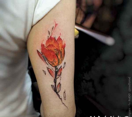 手臂经典的彩色火焰花朵纹身图案