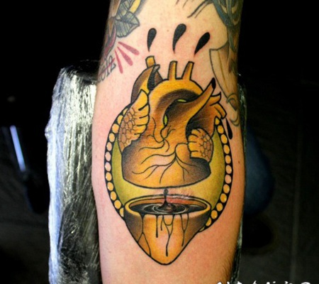 有趣的金色心脏和墨汁手臂纹身图案