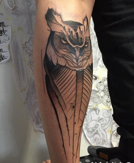 小腿水彩风格的猫头鹰黑灰纹身图案