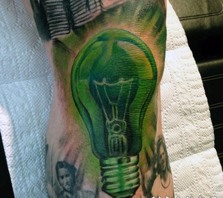 手臂个性的绿色灯泡纹身图案