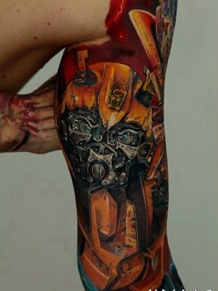 手臂机械式的大黄蜂彩色纹身图案