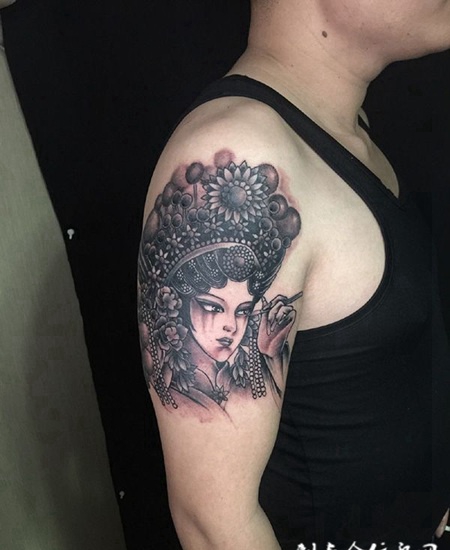 轻描娥眉，手臂个性花旦纹身