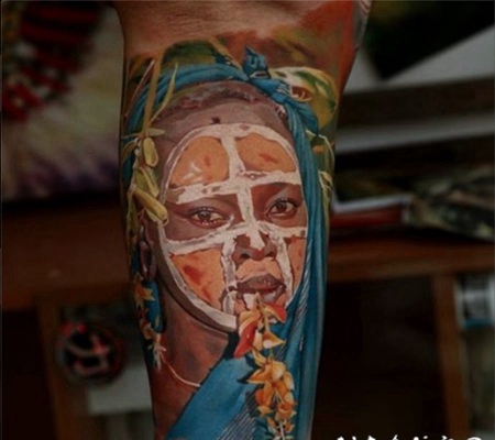 写实风格的彩色部落男子与鲜花手臂纹身图案