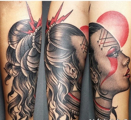 手臂彩色女子肖像与饰品纹身图案