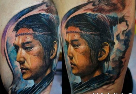 手臂彩色非常逼真的亚洲男子肖像纹身图案