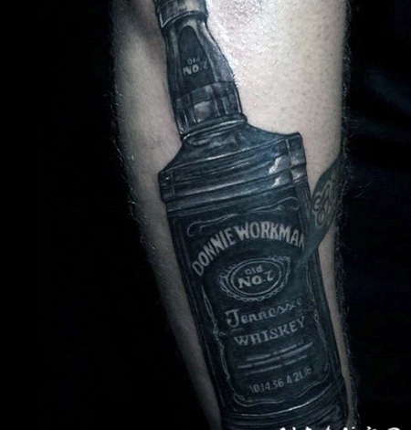 写实风格黑色的威士忌瓶手臂纹身图案