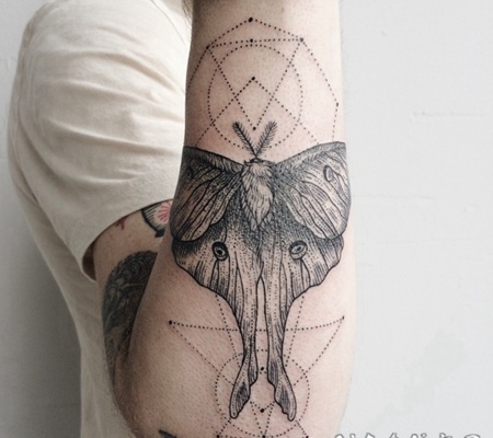 雕刻风格黑色神秘飞蛾和几何手臂纹身图案