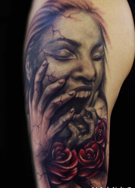 可怕的彩色恐怖尖叫女人与玫瑰手臂纹身图案