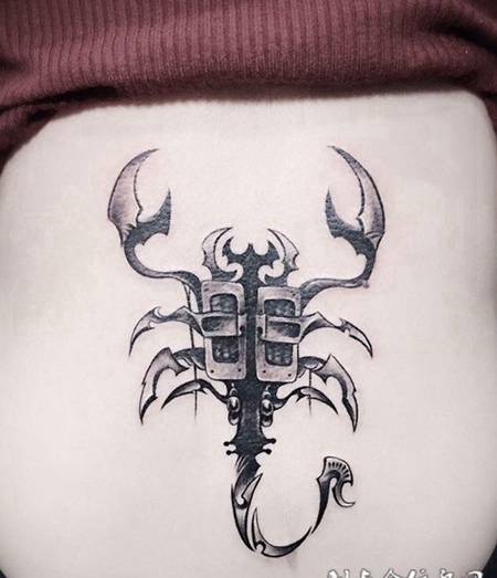 科幻气息，后腰机械蝎子个性纹身