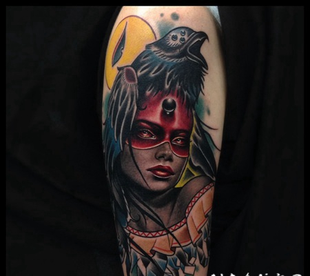 new school手臂彩色的女人与神秘的乌鸦纹身图案