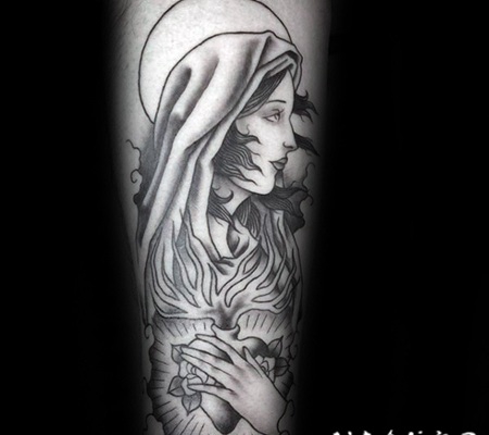 黑色的女人与圣心手臂纹身图案