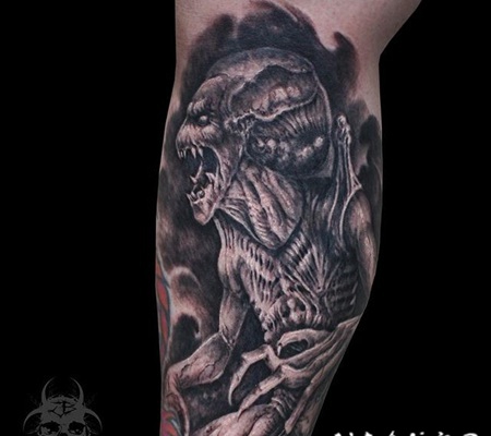雕刻风格黑色的怪物手臂纹身图案
