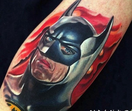 写实风格的彩色蝙蝠侠手臂纹身图案