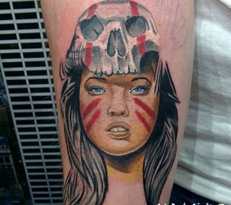 写实风格的彩色部落女性和骷髅手臂纹身图案