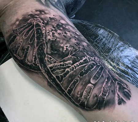 写实风格的破损DNA符号手臂纹身图案