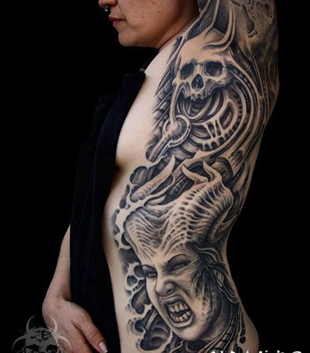 侧肋邪恶女人与恶魔骷髅黑灰纹身图案