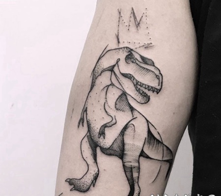 素描风格黑色线条皇冠与恐龙手臂纹身图案