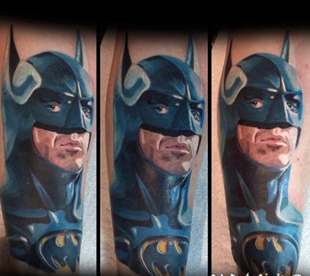 卡通风格彩色的蝙蝠侠手臂纹身图案