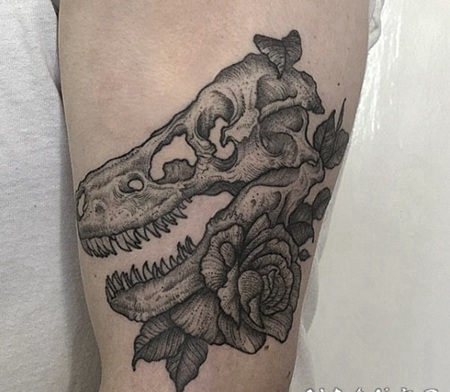 雕刻风格黑色点刺恐龙骨架和玫瑰手臂纹身图案