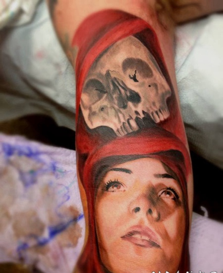 写实的彩色女人肖像和红色头巾骷髅手臂纹身图案
