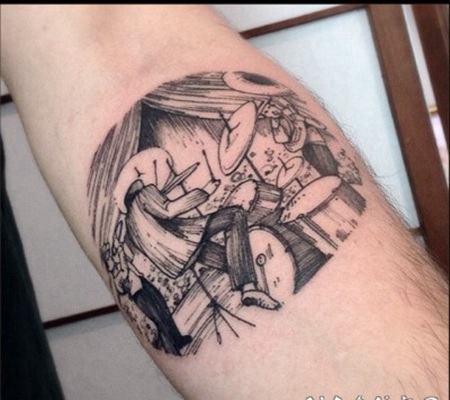 雕刻风格黑色架子鼓与人像手臂纹身图案