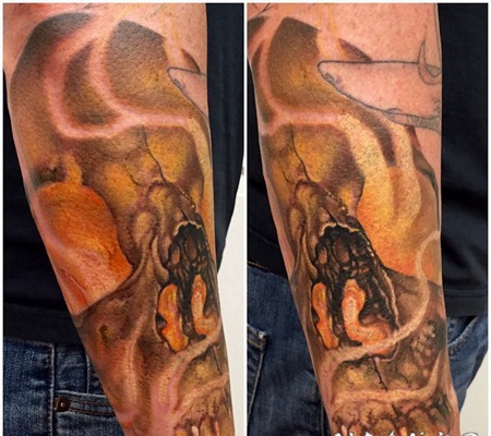 手臂彩色的可怕骷髅与烟雾纹身图案