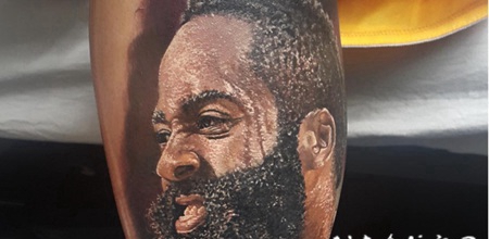 写实风格的彩色愤怒男子肖像手臂纹身图案