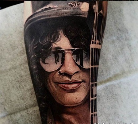 男性肖像与吉他彩绘手臂纹身图案
