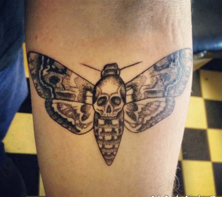 点刺风格的黑色飞蛾和骷髅手臂纹身图案