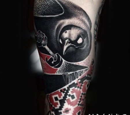 手臂彩色的饰品和令人毛骨悚然的鸟纹身图案